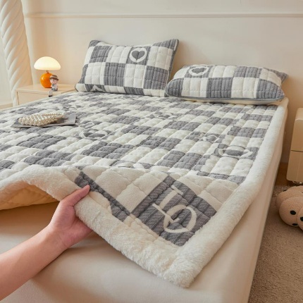 91家纺网 家纺一手货源 找家纺 （总）爱思凯家纺 2025新款暖绒边-牛奶绒夹棉床褥