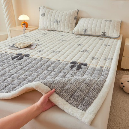 91家纺网 家纺一手货源 找家纺 （总）爱思凯家纺 2025新款暖绒边-牛奶绒夹棉床褥
