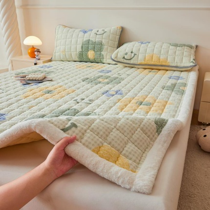 91家纺网 家纺一手货源 找家纺 （总）爱思凯家纺 2025新款暖绒边-牛奶绒夹棉床褥