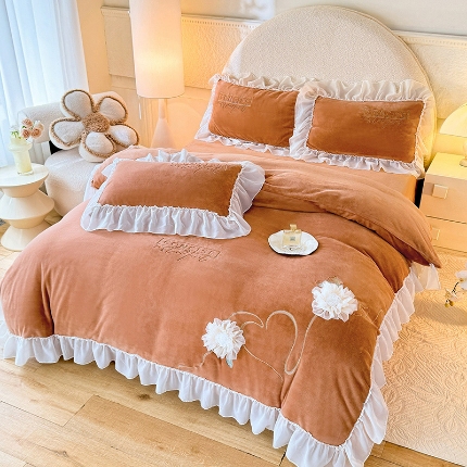 91家纺网 家纺一手货源 找家纺 （总）苏米娜2024秋冬新款230g法式公主粉少女心牛奶绒四件套法莱绒金貂绒兔兔绒牛奶绒床裙款四件套蝴蝶花绒床盖款四件套