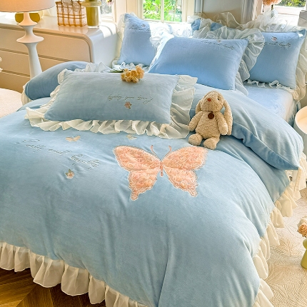 91家纺网 家纺一手货源 找家纺 （总）苏米娜2024秋冬新款230g法式公主粉少女心牛奶绒四件套法莱绒金貂绒兔兔绒牛奶绒床裙款四件套蝴蝶花绒床盖款四件套