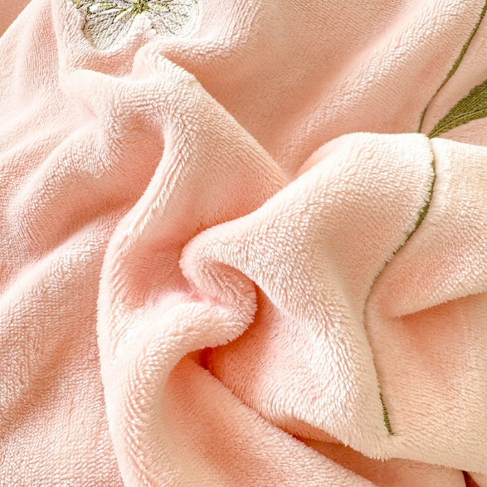 91家纺网 家纺一手货源 找家纺 （总）漫布云2025秋冬新款230g立体花朵全消光牛奶绒床盖四件套11斤重加厚婴儿绒法莱绒床裙款床盖款四件套