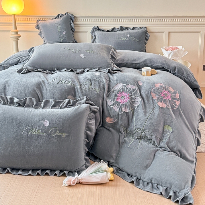 91家纺网 家纺一手货源 找家纺 【苏东来】高端韩版加厚少女心法式公主风牛奶绒刺绣四件套小清新兔毛绒法莱绒床盖被套床单