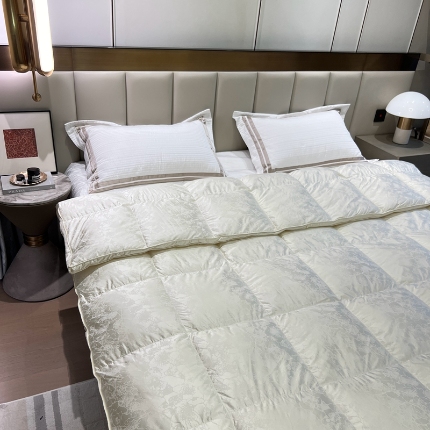 91家纺网 家纺一手货源 找家纺 静若居 2024新款高精密真丝提花羽绒被壳婚庆款羽绒被壳厂家 米白色1