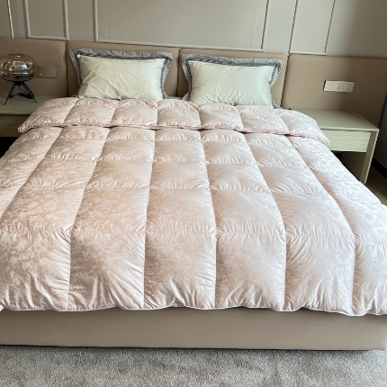 91家纺网 家纺一手货源 找家纺 静若居 2024新款高精密真丝提花羽绒被壳婚庆款羽绒被壳厂家 豆沙粉1