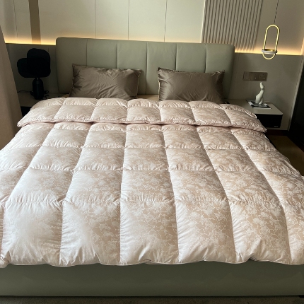 91家纺网 家纺一手货源 找家纺 静若居 2024新款高精密真丝提花羽绒被壳婚庆款羽绒被壳厂家 豆沙粉2