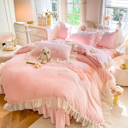 91家纺网 家纺一手货源 找家纺 （总）苏米娜2024秋冬新款230g法式公主粉少女心牛奶绒四件套法莱绒金貂绒兔兔绒牛奶绒床裙款四件套蝴蝶花绒床盖款四件套