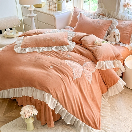 91家纺网 家纺一手货源 找家纺 （总）苏米娜2024秋冬新款230g法式公主粉少女心牛奶绒四件套法莱绒金貂绒兔兔绒牛奶绒床裙款四件套蝴蝶花绒床盖款四件套