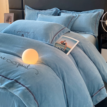 万盛家纺 2025新款牛奶绒织带宽边绣花四件套 冰雪蓝