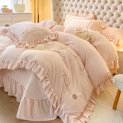 91家纺网 家纺一手货源 找家纺 （总）乐朵家居 2025设计款版权 艾洛花园 牛奶绒床单款床盖款四件套（控价 单288 夹棉318）