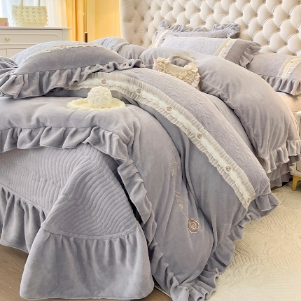 91家纺网 家纺一手货源 找家纺 （总）乐朵家居 2025设计款版权 艾洛花园 牛奶绒床单款床盖款四件套（控价 单288 夹棉318）
