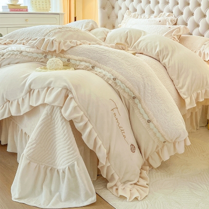 91家纺网 家纺一手货源 找家纺 （总）乐朵家居 2025设计款版权 艾洛花园 牛奶绒床单款床盖款四件套（控价 单288 夹棉318）