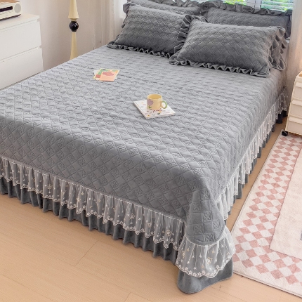 91家纺网 家纺一手货源 找家纺 （总）佰诗特 牛奶绒纯色床盖夹棉三件套立体烂花雕花绒被套蕾丝单床盖加棉四件套