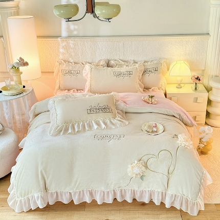 91家纺网 家纺一手货源 找家纺 （总）苏米娜2024秋冬新款230g法式公主粉少女心牛奶绒四件套法莱绒金貂绒兔兔绒牛奶绒床裙款四件套蝴蝶花绒床盖款四件套