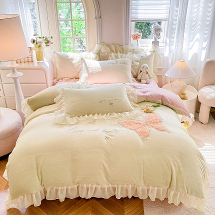 91家纺网 家纺一手货源 找家纺 （总）苏米娜2024秋冬新款230g法式公主粉少女心牛奶绒四件套法莱绒金貂绒兔兔绒牛奶绒床裙款四件套蝴蝶花绒床盖款四件套