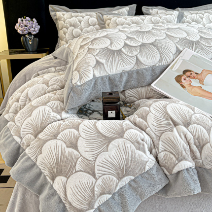 91家纺网 家纺一手货源 找家纺 （总）芷卧 2025新款高克重A类全拼角立体雕花绒牛奶绒四件套
