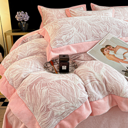91家纺网 家纺一手货源 找家纺 （总）芷卧 2025新款高克重A类全拼角立体雕花绒牛奶绒四件套