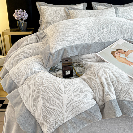 91家纺网 家纺一手货源 找家纺 （总）芷卧 2025新款高克重A类全拼角立体雕花绒牛奶绒四件套