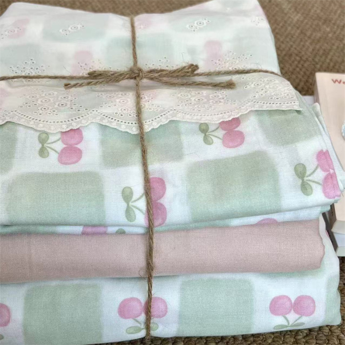 91家纺网 家纺一手货源 找家纺 2024新款全棉印花双层纱四件套--蕾丝花边款 格子樱桃