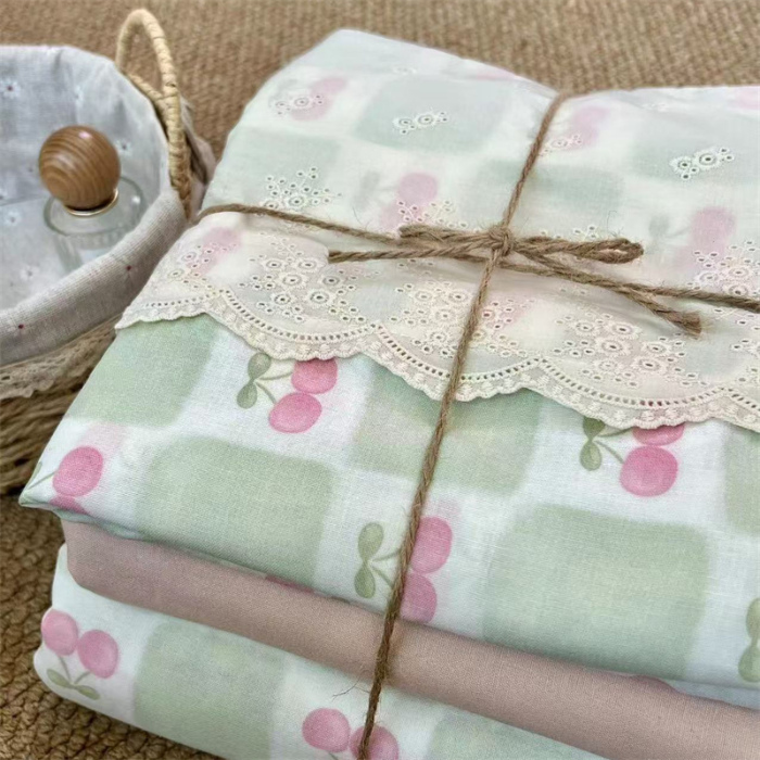 91家纺网 家纺一手货源 找家纺 2024新款全棉印花双层纱四件套--蕾丝花边款 格子樱桃