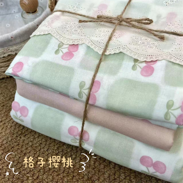 91家纺网 家纺一手货源 找家纺 2024新款全棉印花双层纱四件套--蕾丝花边款 格子樱桃