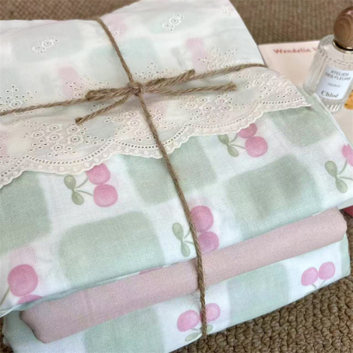 91家纺网 家纺一手货源 找家纺 2024新款全棉印花双层纱四件套--蕾丝花边款 格子樱桃