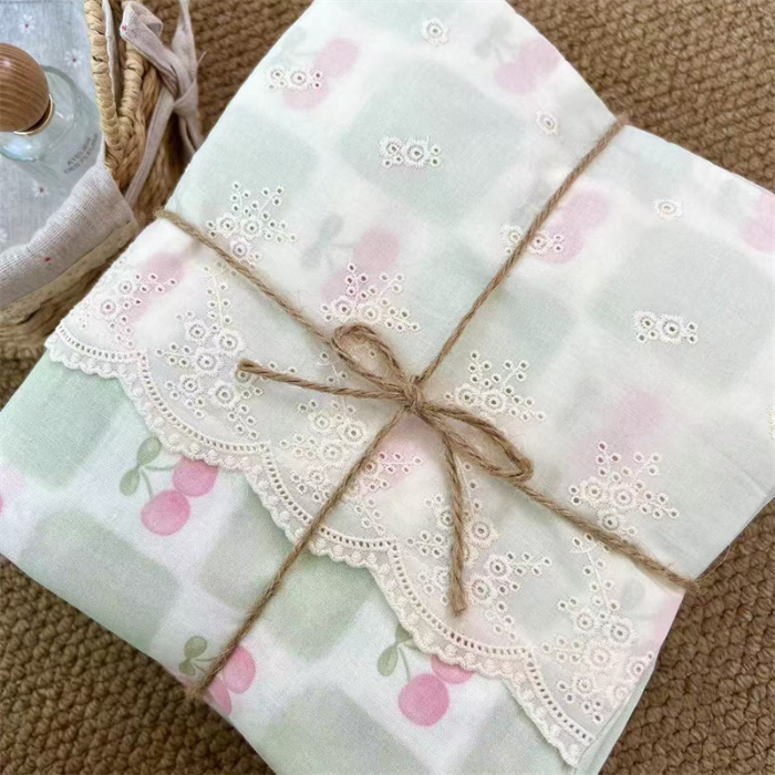 91家纺网 家纺一手货源 找家纺 2024新款全棉印花双层纱四件套--蕾丝花边款 格子樱桃