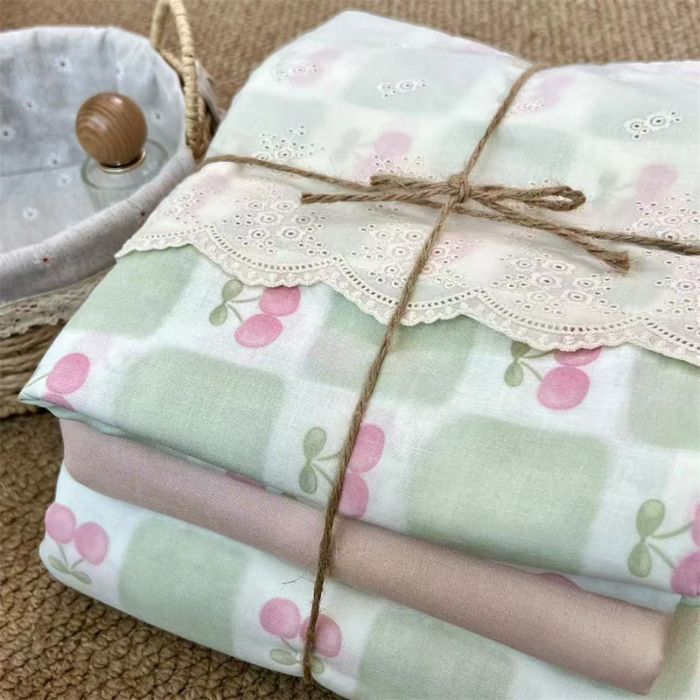 91家纺网 家纺一手货源 找家纺 2024新款全棉印花双层纱四件套--蕾丝花边款 格子樱桃