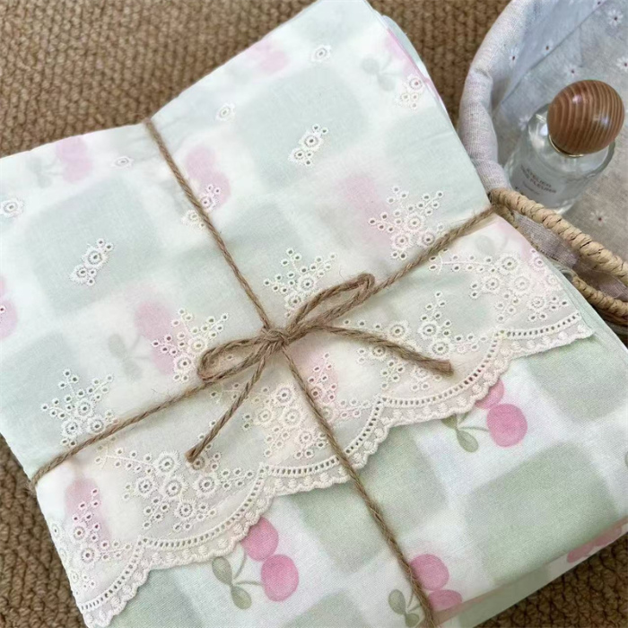 91家纺网 家纺一手货源 找家纺 2024新款全棉印花双层纱四件套--蕾丝花边款 格子樱桃