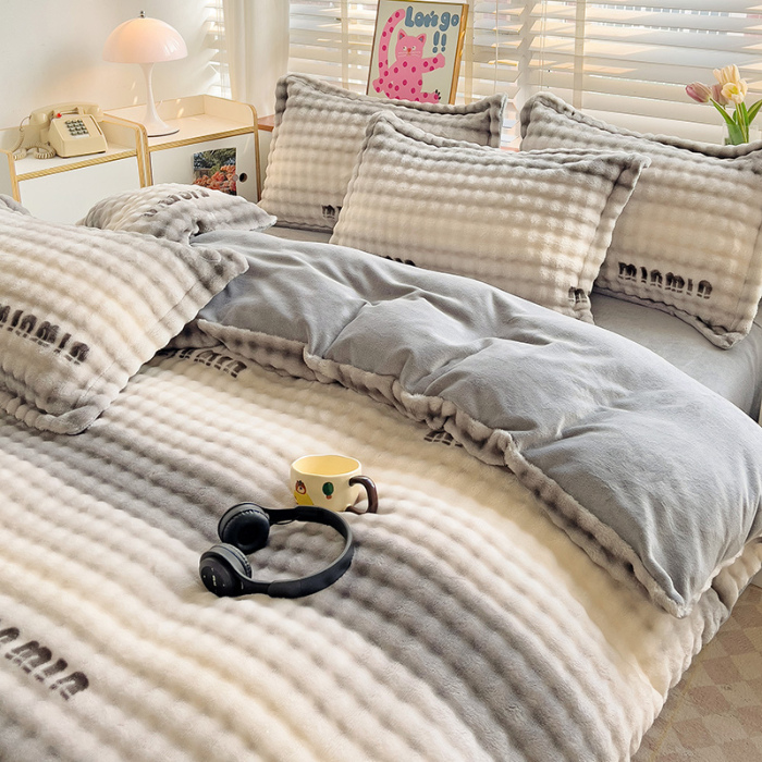 91家纺网 家纺一手货源 找家纺 卢赛尔 2024新款加厚泡泡牛奶绒印花工艺立体四件套 灰色空间