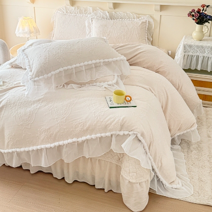 91家纺网 家纺一手货源 找家纺 （总）佰诗特 2025新款高克重法式牛奶绒夹棉床盖三件套 立体雕花绒兔毛绒毛球加棉加厚纯色床盖四件套