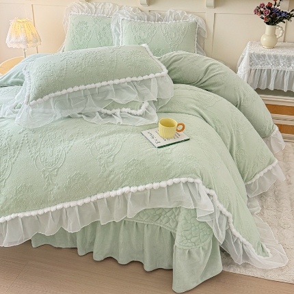 91家纺网 家纺一手货源 找家纺 （总）佰诗特 2025新款高克重法式牛奶绒夹棉床盖三件套 立体雕花绒兔毛绒毛球加棉加厚纯色床盖四件套