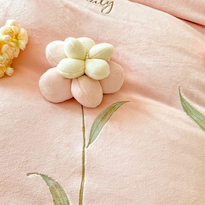 91家纺网 家纺一手货源 找家纺 （总）2025秋冬新款230g立体花朵全消光牛奶绒床盖四件套11斤重加厚婴儿绒法莱绒床裙款床盖款四件套