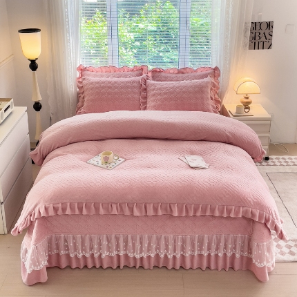 91家纺网 家纺一手货源 找家纺 （总）佰诗特 牛奶绒纯色单床盖夹棉三件套 立体烂花雕花绒被套蕾丝花边款加棉床盖四件套