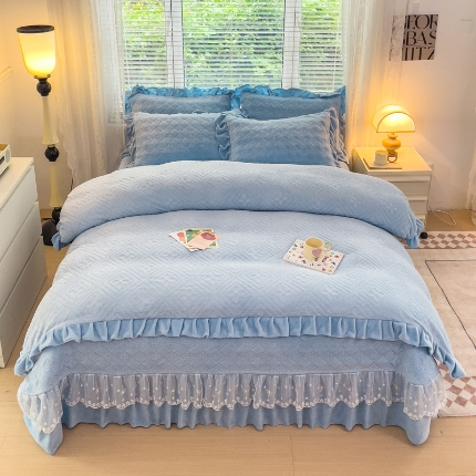 91家纺网 家纺一手货源 找家纺 （总）佰诗特 牛奶绒纯色单床盖夹棉三件套 立体烂花雕花绒被套蕾丝花边款加棉床盖四件套