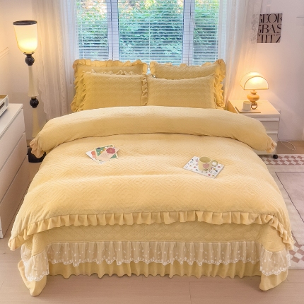 91家纺网 家纺一手货源 找家纺 （总）佰诗特 牛奶绒纯色单床盖夹棉三件套 立体烂花雕花绒被套蕾丝花边款加棉床盖四件套