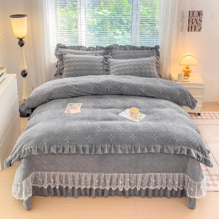 91家纺网 家纺一手货源 找家纺 （总）佰诗特 牛奶绒纯色单床盖夹棉三件套 立体烂花雕花绒被套蕾丝花边款加棉床盖四件套