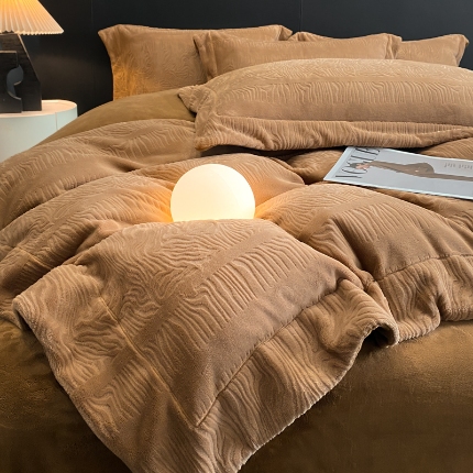 91家纺网 家纺一手货源 找家纺 （总）控价 2025年新款240克全消光A类烂花牛奶绒四件套-雨纱暮歌