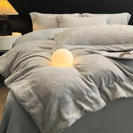 91家纺网 家纺一手货源 找家纺 （总）控价 2025年新款240克全消光A类烂花牛奶绒四件套-雨纱暮歌