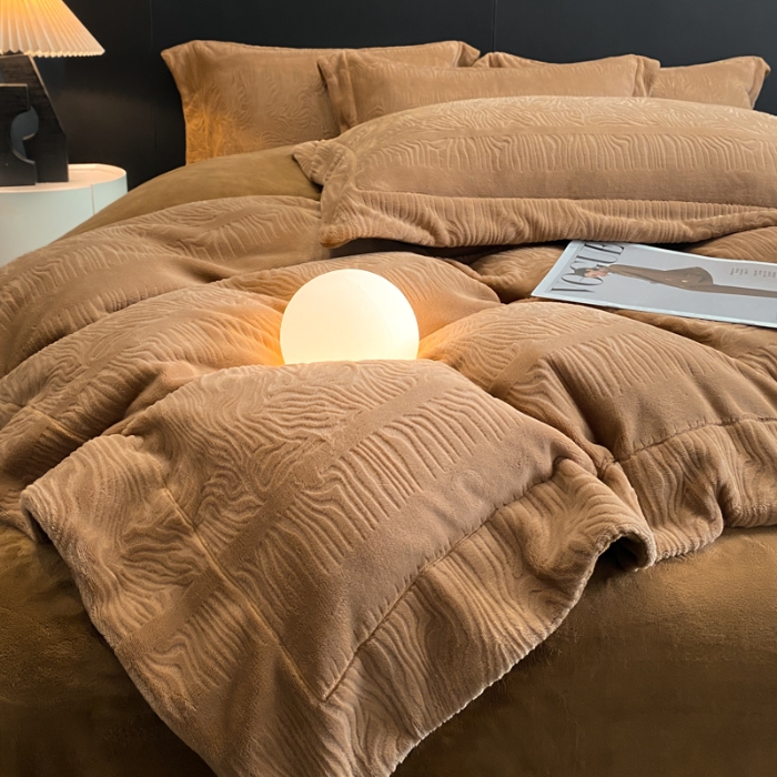 91家纺网 家纺一手货源 找家纺 新方向 2025新款全消光A类烂花牛奶绒四件套-雨纱暮歌 雨纱暮歌-咖啡