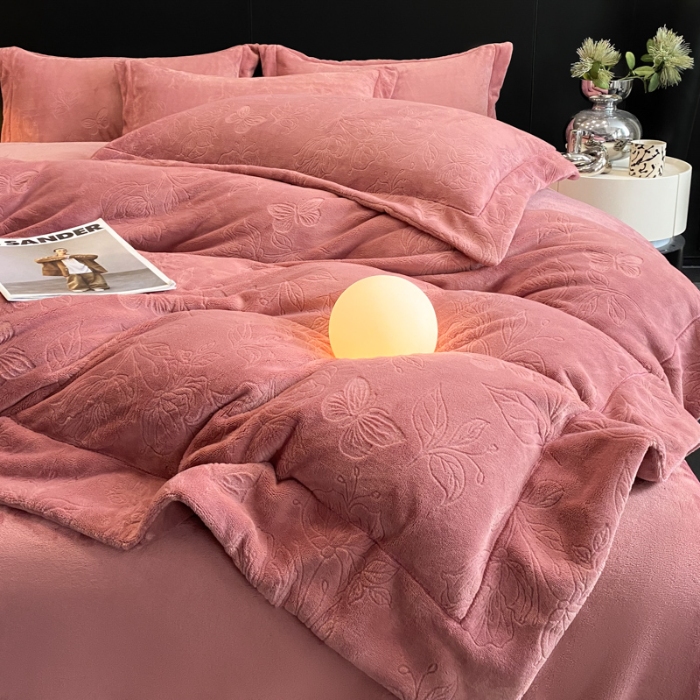 91家纺网 家纺一手货源 找家纺 新方向 2025新款全消光A类烂花牛奶绒四件套-蝴蝶戏花 蝴蝶戏花-深豆沙