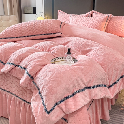 91家纺网 家纺一手货源 找家纺 （总）佰诗特 2025高克重简约压线织带款牛奶绒夹棉床盖三件套 立体雕花绒加棉加厚纯色床盖四件套