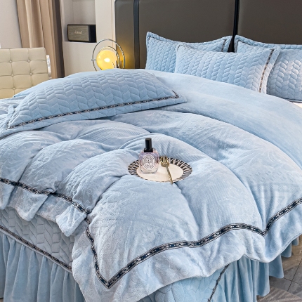 91家纺网 家纺一手货源 找家纺 （总）佰诗特 2025高克重简约压线织带款牛奶绒夹棉床盖三件套 立体雕花绒加棉加厚纯色床盖四件套