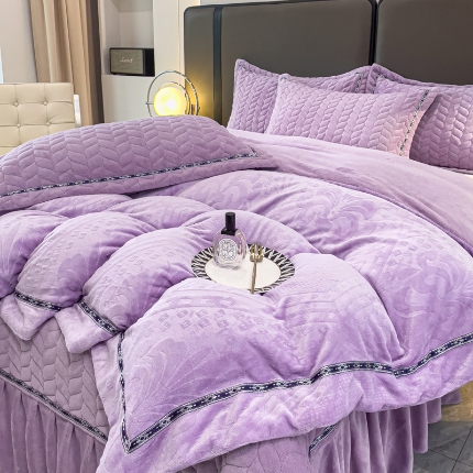 91家纺网 家纺一手货源 找家纺 （总）佰诗特 2025高克重简约压线织带款牛奶绒夹棉床盖三件套 立体雕花绒加棉加厚纯色床盖四件套