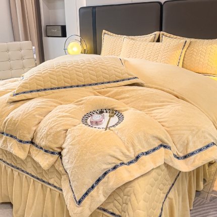 91家纺网 家纺一手货源 找家纺 （总）佰诗特 2025高克重简约压线织带款牛奶绒夹棉床盖三件套 立体雕花绒加棉加厚纯色床盖四件套