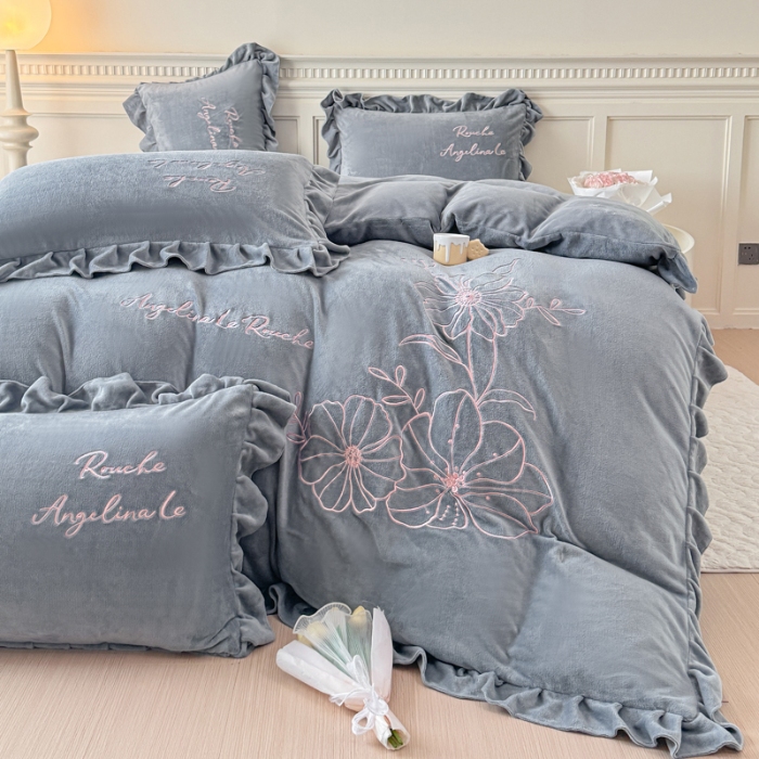 91家纺网 家纺一手货源 找家纺 （总）【苏东来】高端韩版加厚少女心法式公主风牛奶绒刺绣四件套小清新兔毛绒法莱绒床盖被套床单  