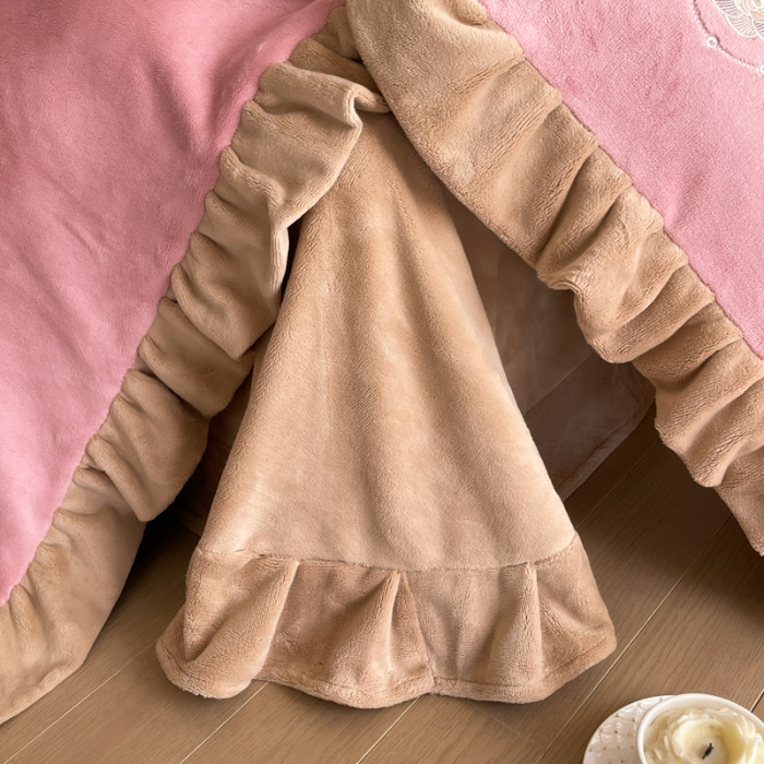 91家纺网 家纺一手货源 找家纺 露梦家纺 2025新款A类双面木耳花边加厚保暖牛奶绒刺绣款四件套-繁花系列（提供买家秀） 繁花-梅子粉