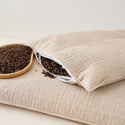 91家纺网 家纺一手货源 找家纺 （总）乐可 2024新款A类全棉植萃草本绗绣枕儿童枕学生枕成人枕 枕头枕芯