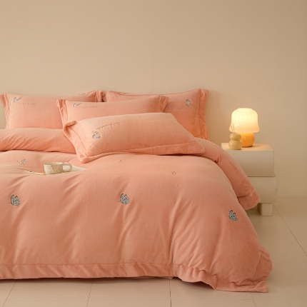 91家纺网 家纺一手货源 找家纺 （总）控价 2025年新款240克全消光A类刺绣牛奶绒四件套-悦动