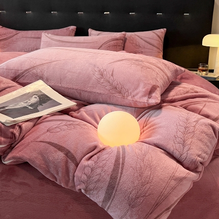 91家纺网 家纺一手货源 找家纺 （总）2025新款  独家花型  牛奶绒四件套 跑量直播款 -风吹麦香